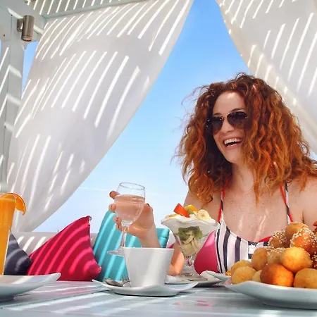 Apartahotel Island House 3*